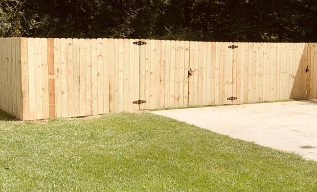 What Size Wood for Fence Rails?